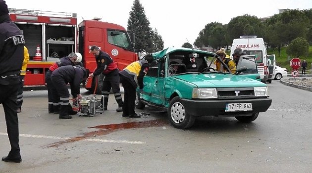 Çanakkale'de Hurdaya Dönen Araçta Can Pazarı
