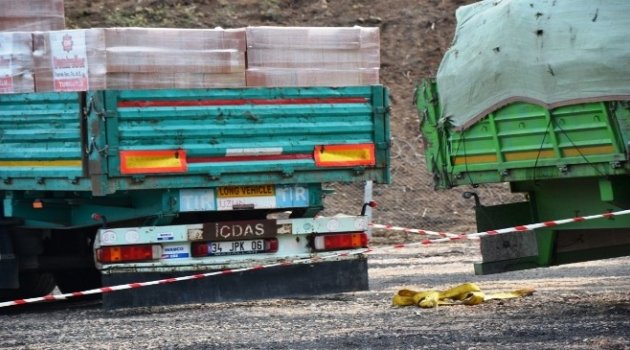 Çanakkale'de İki Tir Arasına Sıkışan İşçi Hayatını Kaybetti