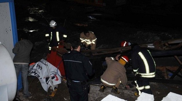 Çanakkale'de İnşaatın Vinci Devrildi 1 Ölü 1 Yaralı.