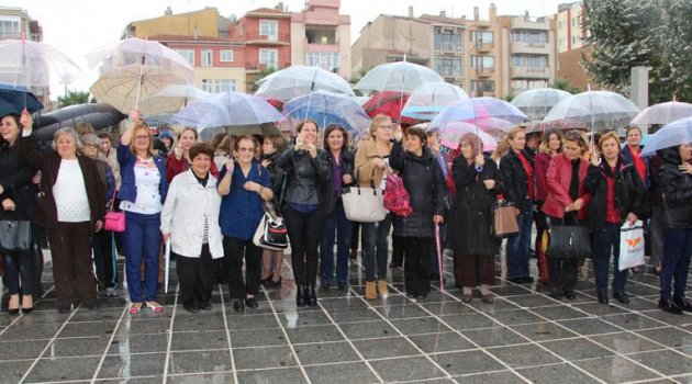 Çanakkale'de Kadına Şiddeti Şemsiyelerle Protesto Ettiler