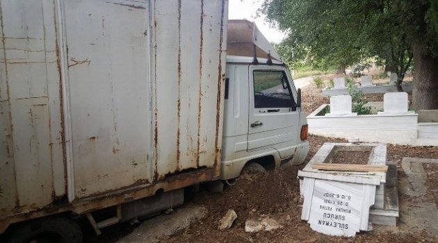Çanakkale'de Kamyonet Mezarlığa Girdi