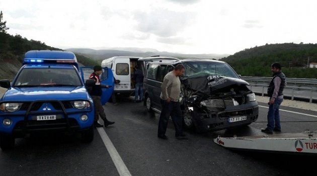Çanakkale'de Minibüs Kamyonete Çarptı: 1 Kişi Yaralı