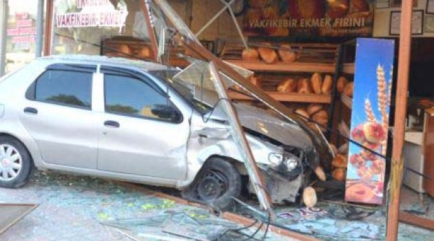 ÇANAKKALE'DE OTOMOBİL EKMEK FIRININA GİRDİ.