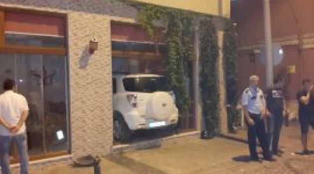 Çanakkale'de otopark görevlisi Fren yerine gaza basınca kullandığı araç lokantaya girdi