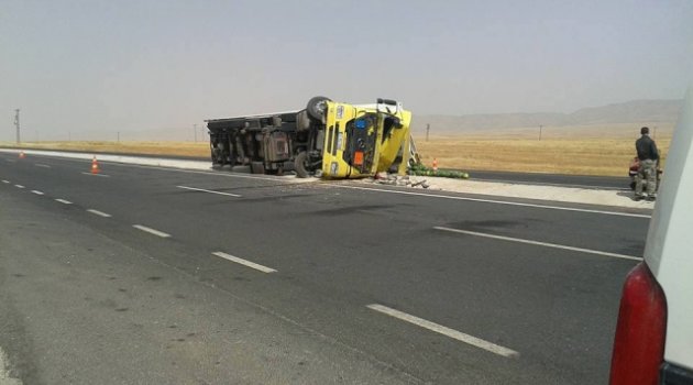 Çanakkale'de TIR Devrildi: 1 Kişi Hayatını Kaybetti