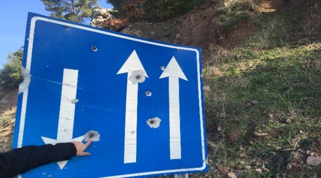 Çanakkale'de Trafik Levhaları Hedef Tahtası Oldu