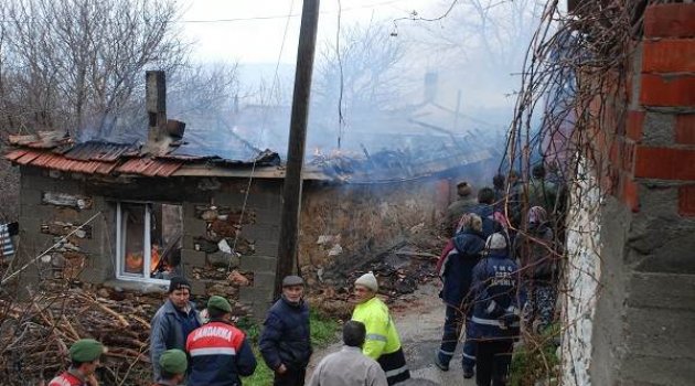 Çanakkale'nin Bayramiç ilçesinde çıkan yangında bir ahşap ev küle döndü
