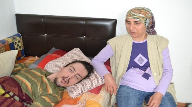 Hasta Oğluna 26 Yıldır Bebek Gibi Bakıyor