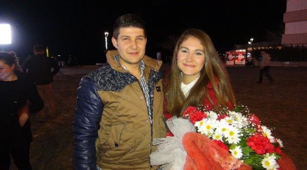İskele Meydanında Sürpriz Evlilik Teklifi