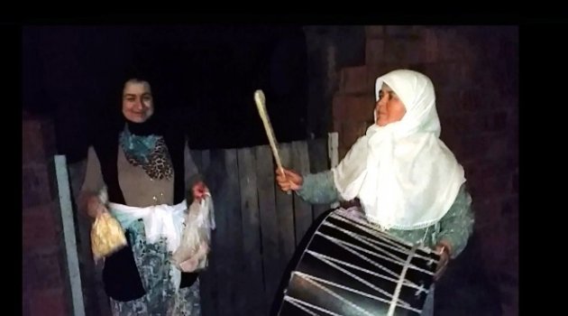 Köy Halkını Kadın Davulcu Sahura Kaldırdı