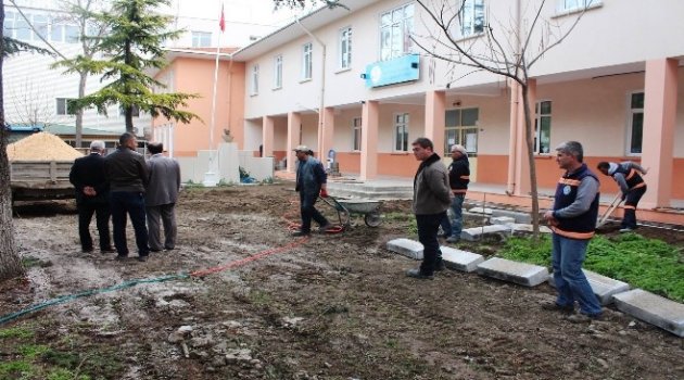 Lapseki İmam Hatip Ortaokulu Bahçesi Düzenleniyor