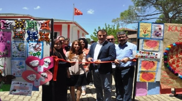 Minik Öğrenciler Eserlerini Sergiledi