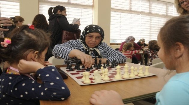 Minik Öğrencilerden Yaşlılara Ziyaret