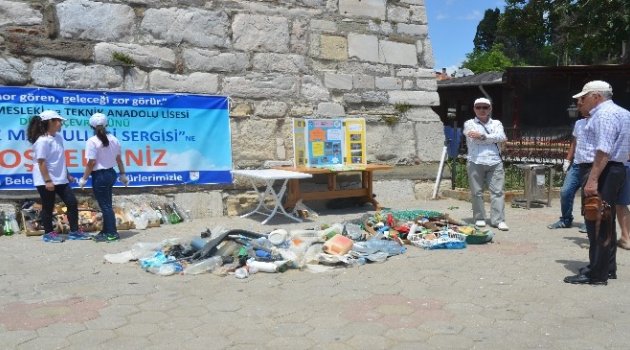 Öğrenciler Denizden Topladıkları Atıkları Sergiledi