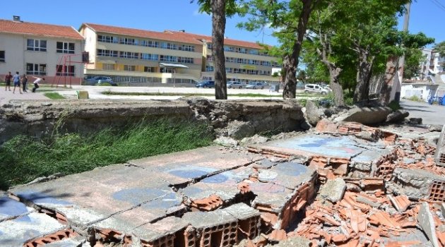 Okul Duvarı Yıkıldı Facia Ucuz Atlatıldı