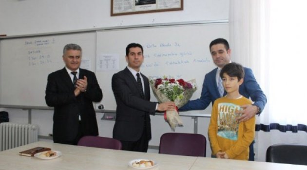 Okula Gelemeyen Öğrenciye Öğretmenlerinden Fedakarlık “Dersleri”