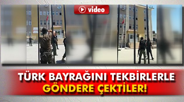 Özel harekat polisleri Türk bayrağını tekbirlerle göndere çekti