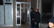 Birlikte yaşadığı kadını öldürdü, polise teslim oldu