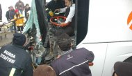 Otobüs Kamyona Çarptı; 3 Yaralı