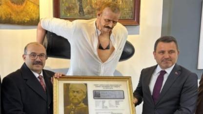 Çanakkale Kahramanı Seyit Onbaşı’ya ait 1. Dünya Savaşı zamanında Edremit askerlik şubesine teslim olduğu zaman çekilen fotoğrafı ve 172 numaralı kayıt belgesi gün yüzüne çıktı.