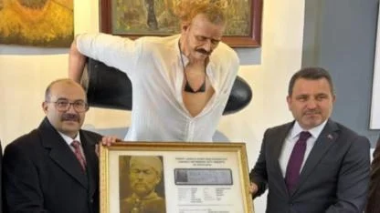 Çanakkale Kahramanı Seyit Onbaşı’ya ait 1. Dünya Savaşı zamanında Edremit askerlik şubesine teslim olduğu zaman çekilen fotoğrafı ve 172 numaralı kayıt belgesi gün yüzüne çıktı.