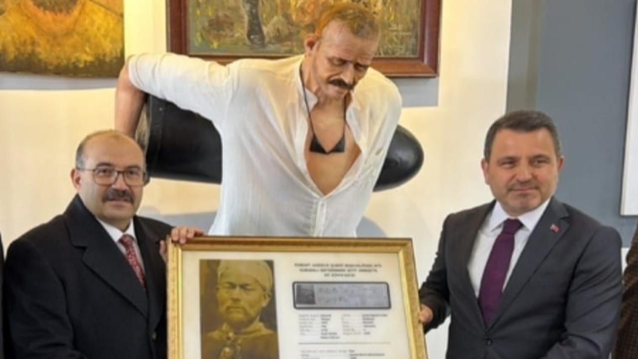 Çanakkale Kahramanı Seyit Onbaşı’ya ait 1. Dünya Savaşı zamanında Edremit askerlik şubesine teslim olduğu zaman çekilen fotoğrafı ve 172 numaralı kayıt belgesi gün yüzüne çıktı.