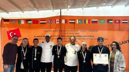 AYVACIK'LI GENÇ ŞEFLER ALANYA'DAN MADALYA İLE DÖNDÜ...