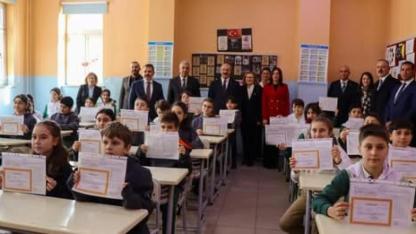 Öğrenciler karnelerini aldı