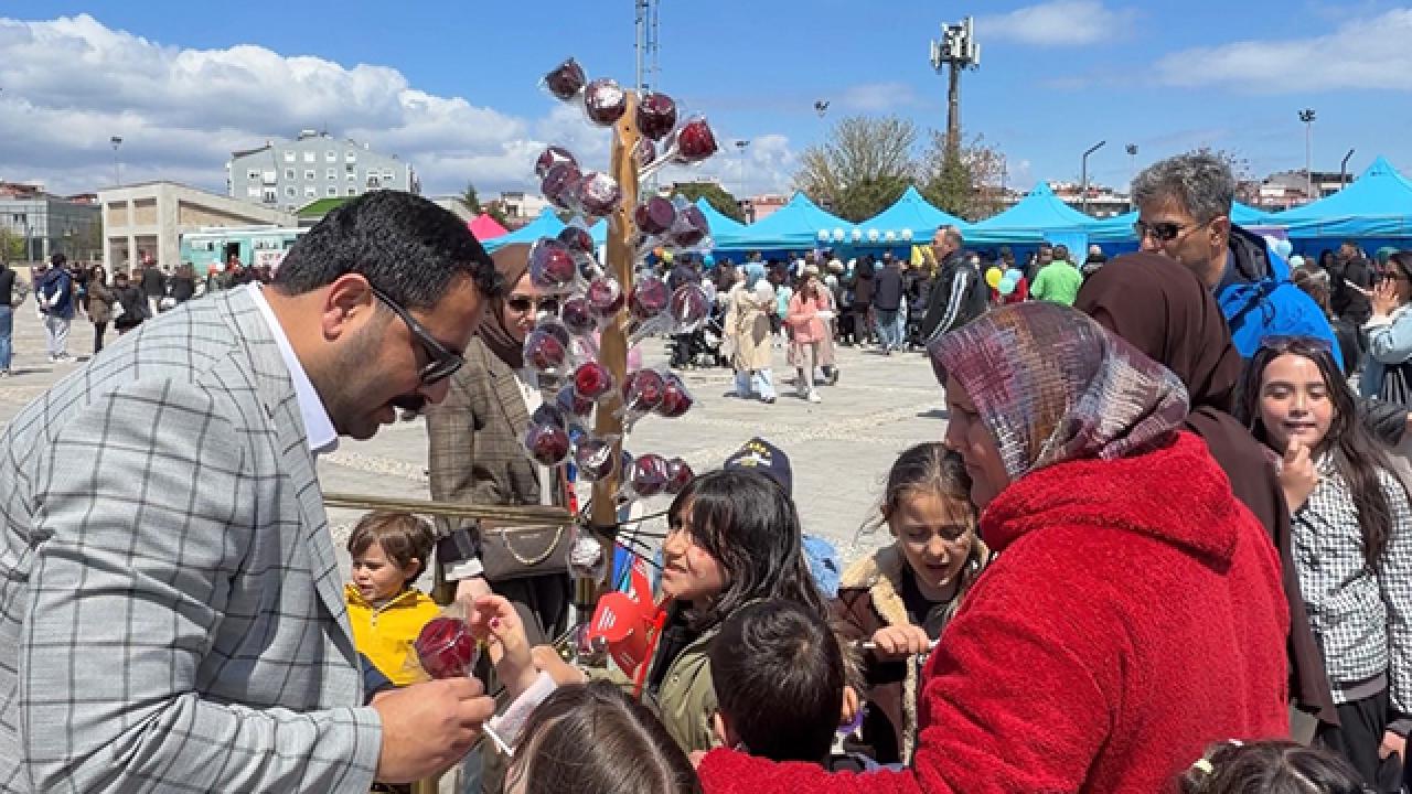 "BALONLAR, ŞEKERLER BİZDEN, EĞLENMEK SİZDEN ÇOCUKLAR"