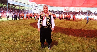 Çardak Güreşleri Ağası Seyhan Arslan Protokol ve Seyirciye Hitap Ediyor.